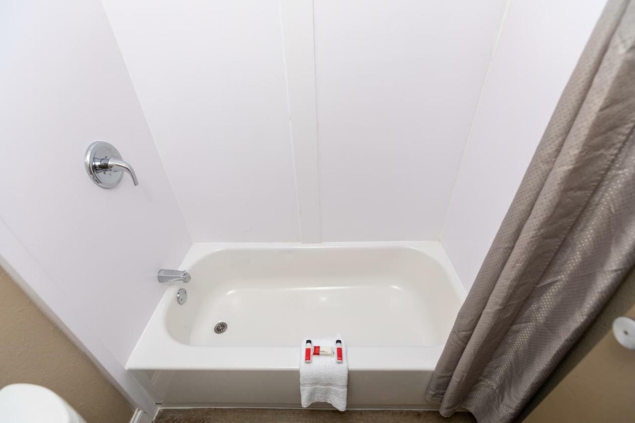 Motel Super 8 By Wyndham Goldsboro Extérieur photo